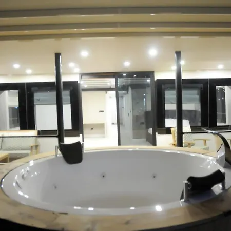 Πλωτό κατάλυμα Limitless Yacht