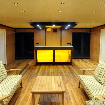 Limitless Yacht *
