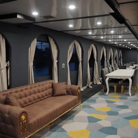 Limitless Yacht